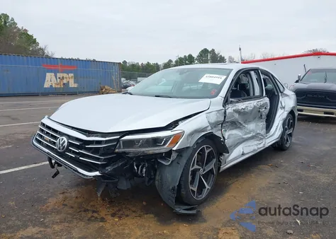 2020 Volkswagen Passat 2.0T R-Line z USA, uszkodzony, nr VIN 1VWMA7A38LC027480